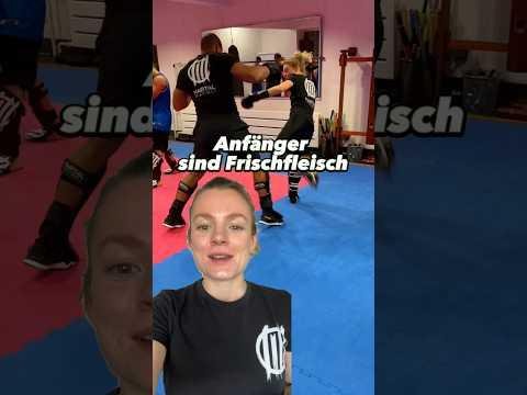 Anfänger beim Kickboxen  boxen kampfsport kickboxen mma selbstverteidigung anfänger kicks - MARTIAL INSTINCT thumbnail